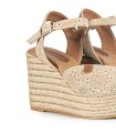 SANDALIAS DE CUÑA EN SERRAJE POPA BENISA GRABADO BEIGE