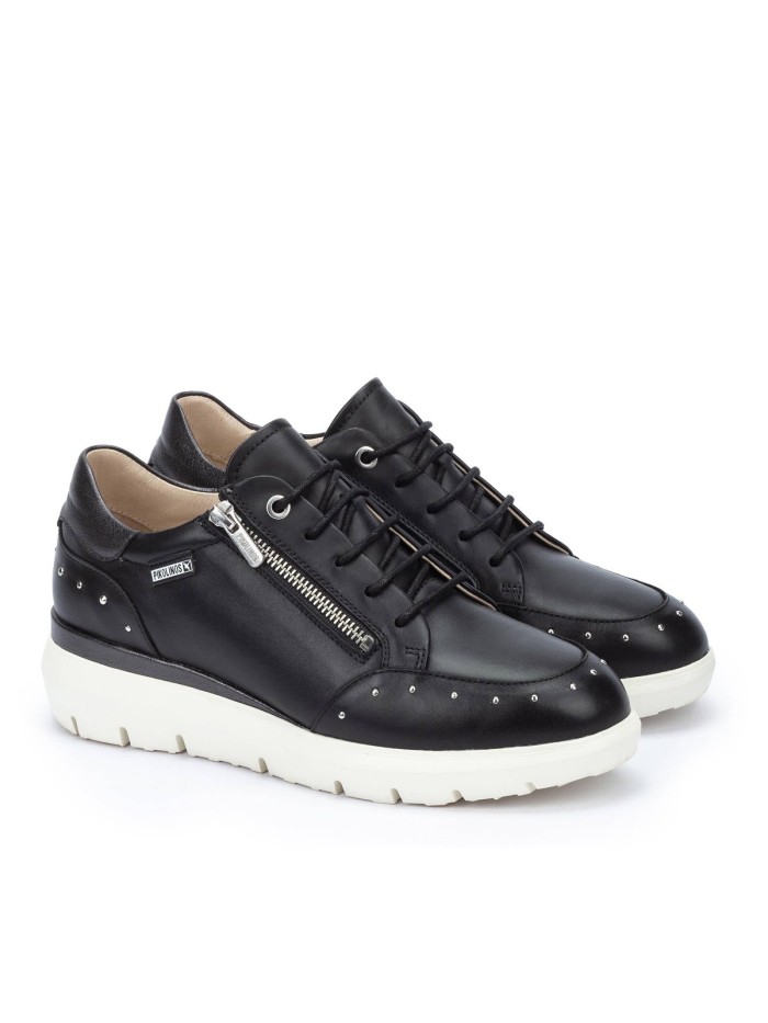 ZAPATILLAS NEGRAS DE PIEL CON TACHUELAS RUEDA W2A-6596C1