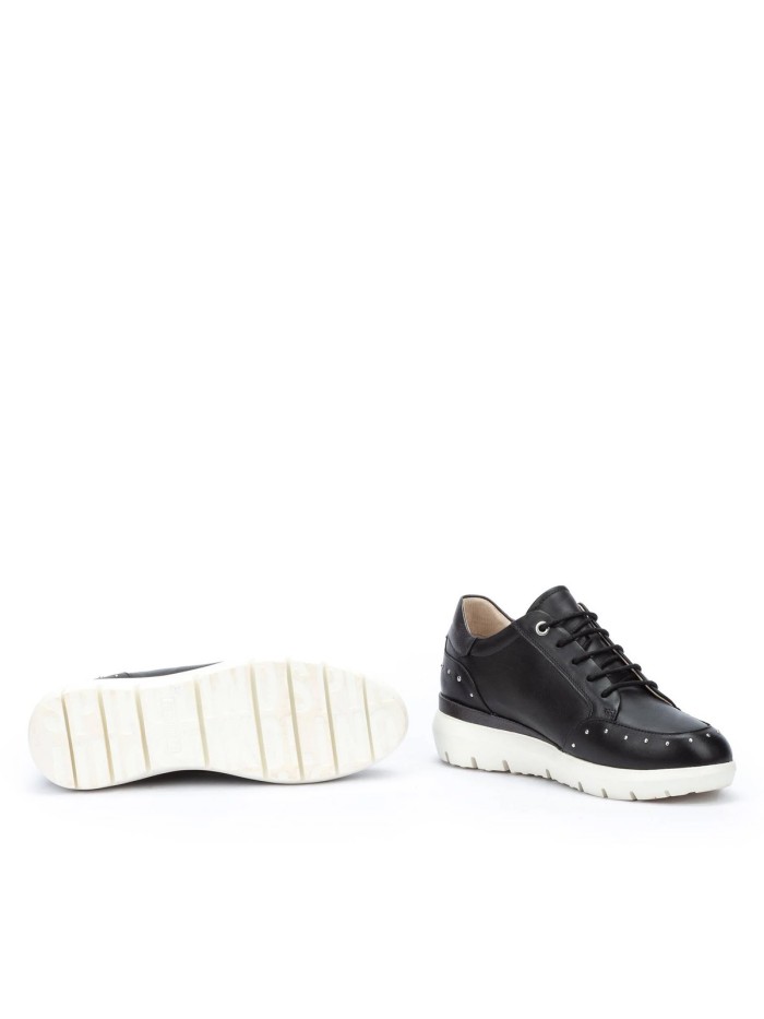 ZAPATILLAS NEGRAS DE PIEL CON TACHUELAS RUEDA W2A-6596C1